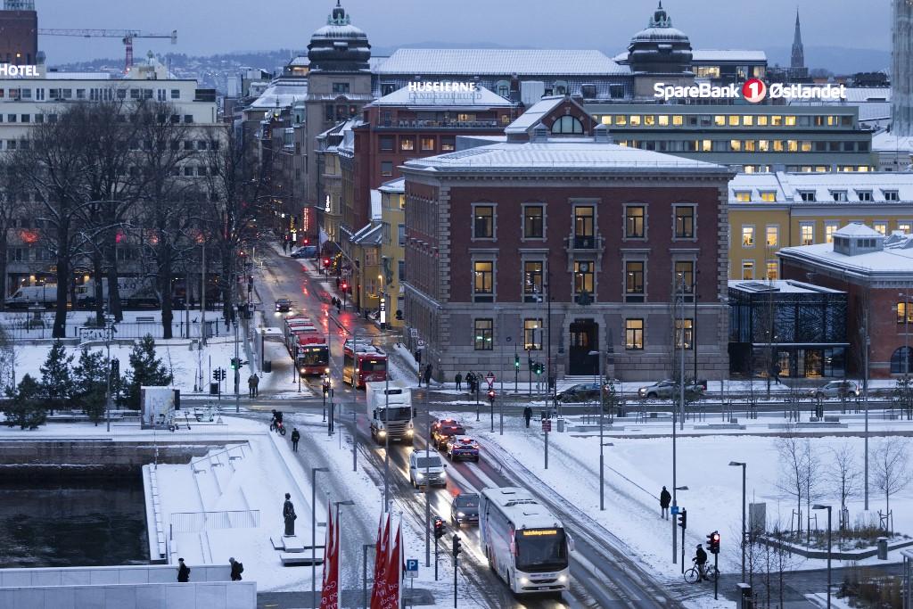 The morning commute traffic is seen in central Oslo on Dec 9, 2021. Photo: AFP