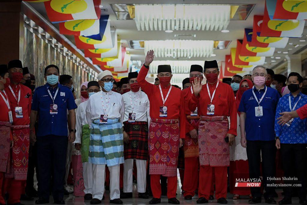 Presiden PAS Abdul Hadi Awang (empat dari kiri) bersama Presiden Umno Ahmad Zahid Hamidi (tengah) dan beberapa pimpinan Barisan Nasional lain di Perhimpunan Agung Umno Mac tahun lalu.