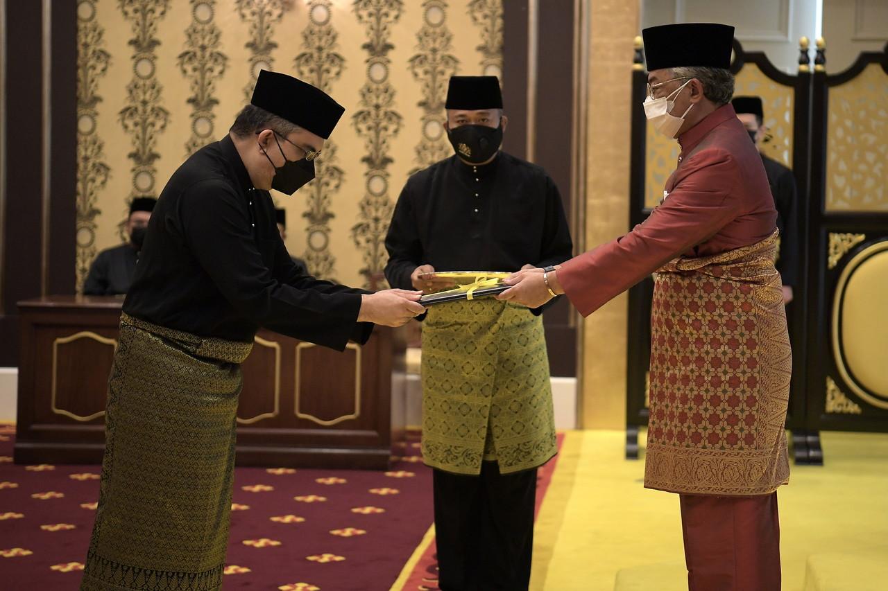 Judge Mohd Nazlan Mohd Ghazali receives the instrument of appointment from Yang di-Pertuan Agong Sultan Abdullah Sultan Ahmad Shah at Istana Negara today. Photo: Bernama