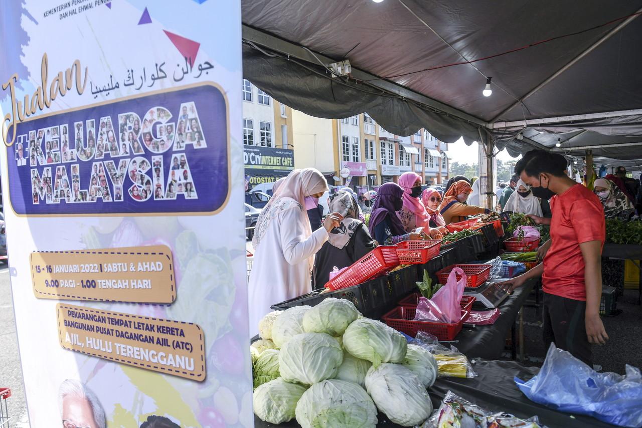 Women buy vegetables from a stall at a Keluarga Malaysia event for entrepreneurs in Kuala Berang, Terengganu, on Jan 15. Photo: Bernama