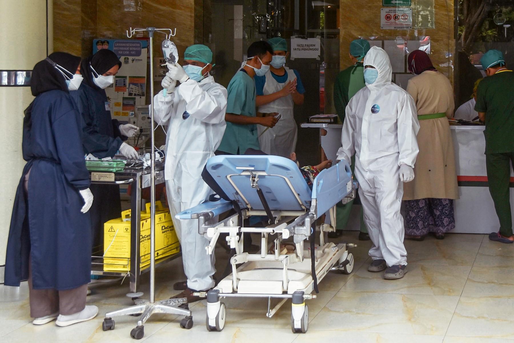 Medical personnel examine a new patient on the terrace of a public hospital near Bekasi, east of Jakarta, on Feb 3, due to the increasing number of patients returning to hospital as the third wave of the Covid-19 pandemic hits. Photo: AFP
