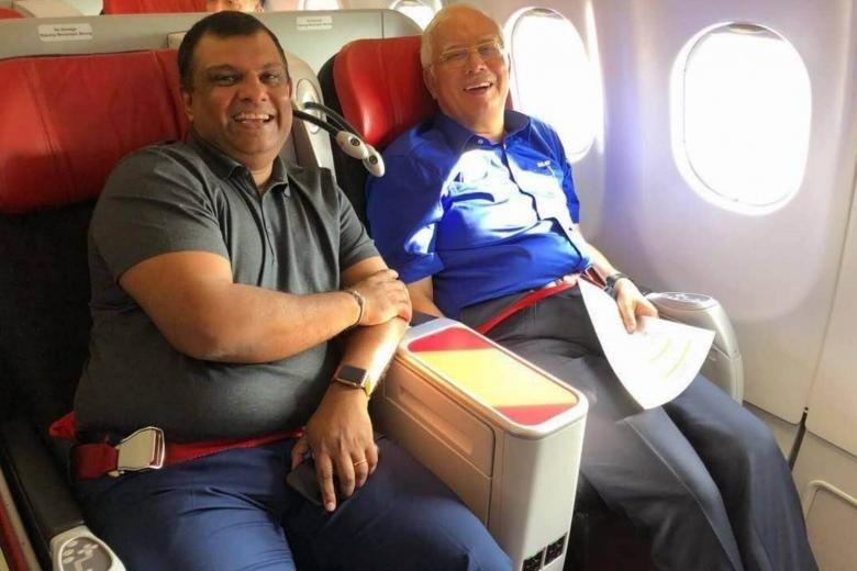 Bos AirAsia Tony Fernandes bersama bekas perdana menteri Najib Razak dalam satu penerbangan AirAsia menjelang pilihan raya umum pada 2018 di mana ia menyaksikan tumbangnya kerajaan Barisan Nasional. Gambar: Facebook