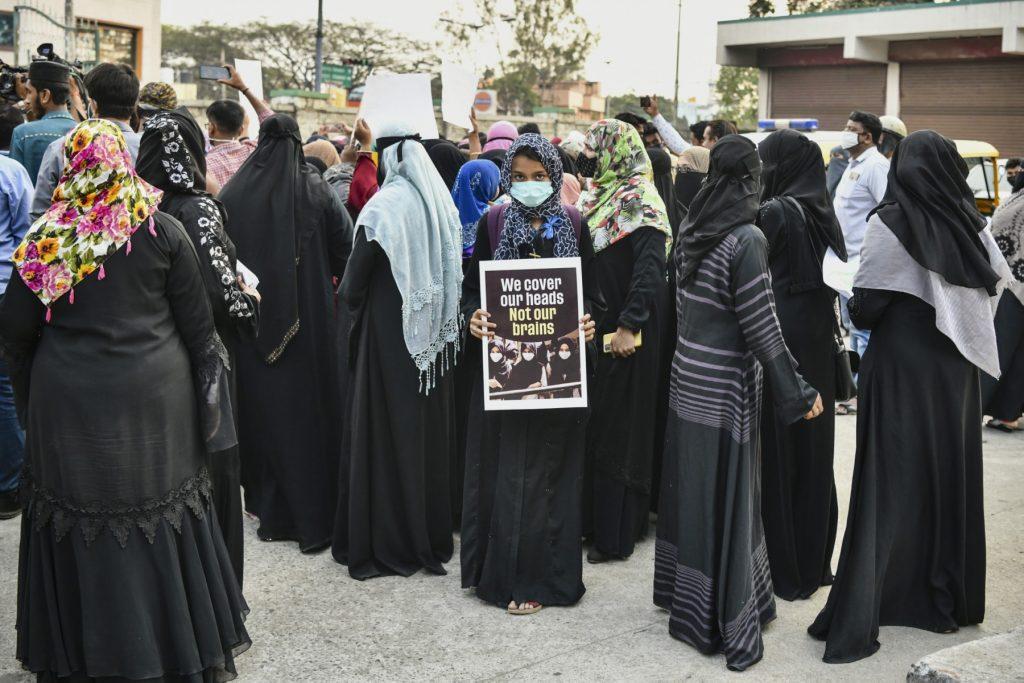 Wanita Muslim membawa sepanduk dan plakad dalam protes membantah larangan berhijab terhadap pelajar di Karnataka, India. Gambar: AFP