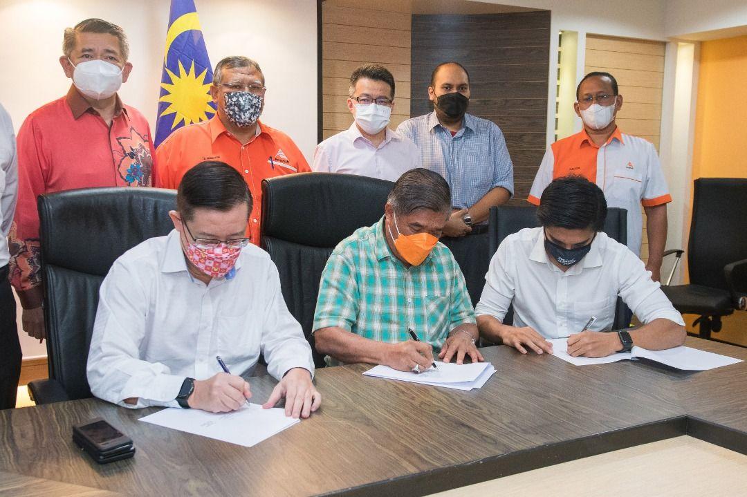 Flanked by other coalition leaders, Pakatan Harapan's Lim Guan Eng and Mohamad Sabu sign an agreement with Muda's Syed Saddiq Syed Abdul Rahman about the seats to be contested in the upcoming Johor election.