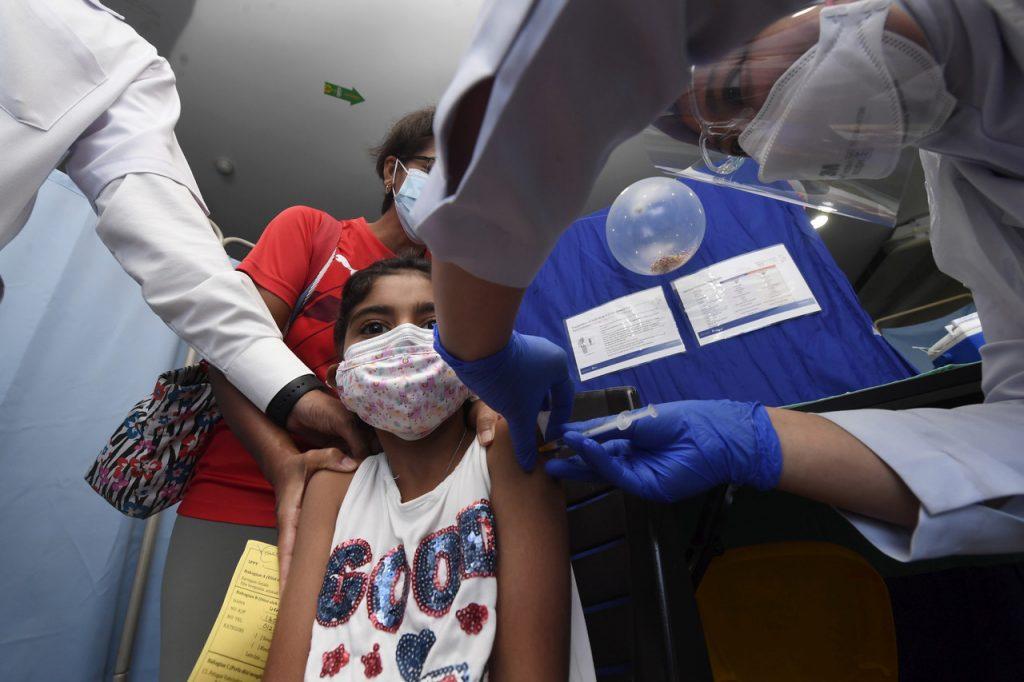 Petugas kesihatan memberikan vaksin kepada kanak-kanak di Hospital Tuanku Fauziah, Kangar. Gambar: Bernama