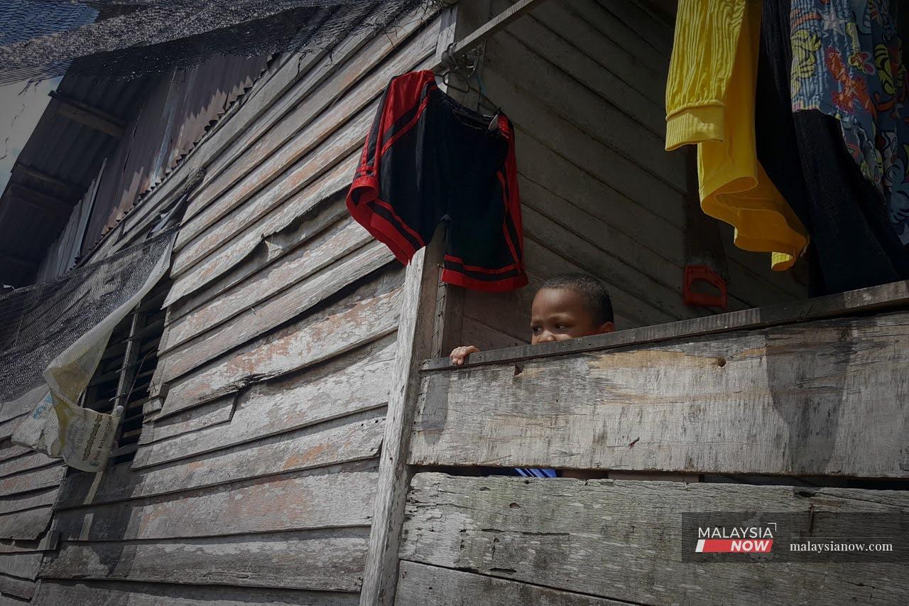 Menteri Sarawak Fatimah Abdullah berkata ribuan kanak-kanak tanpa kerakyatan di negeri itu sangat terdedah kepada eksploitasi.