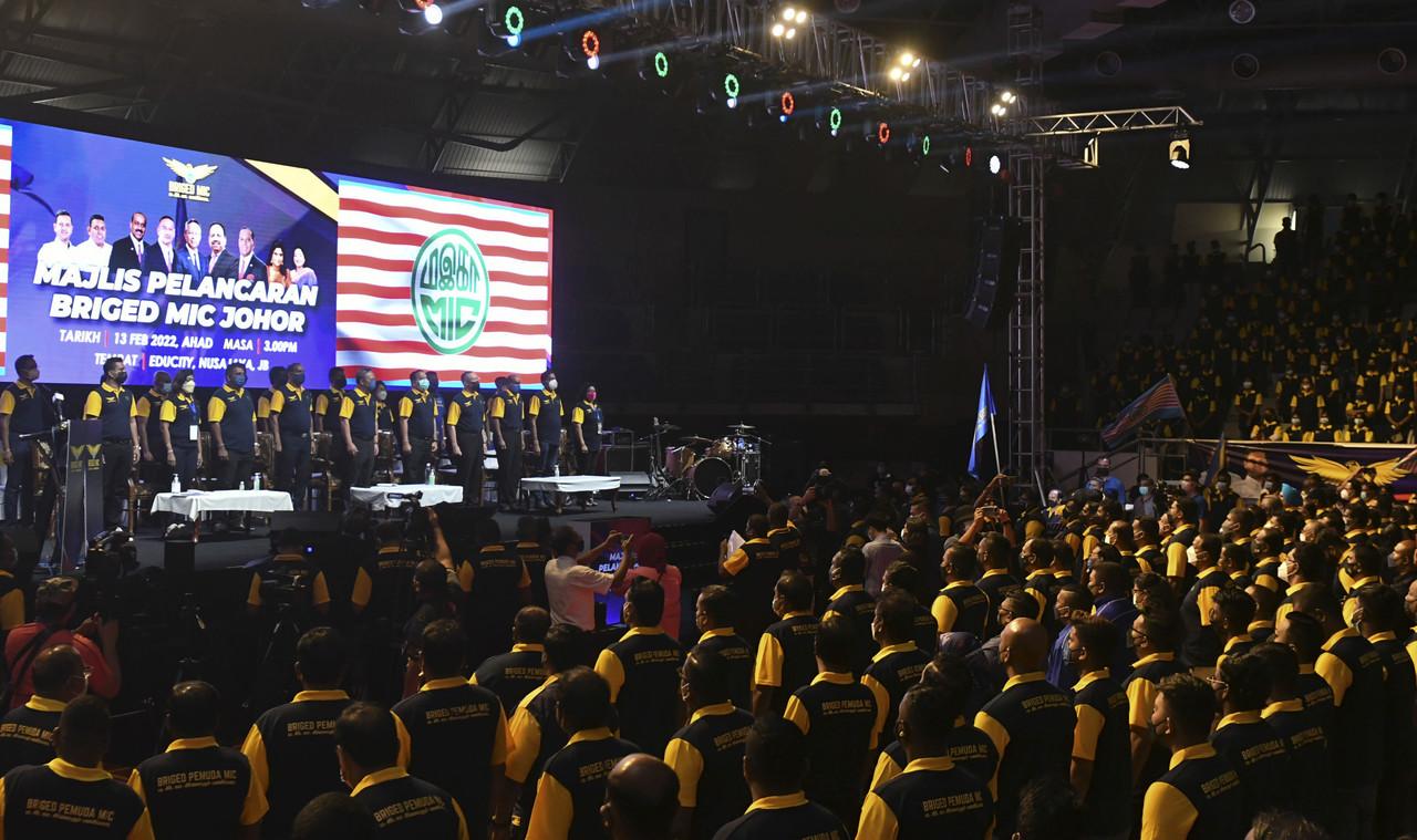 Johor Barisan Nasional chairman Hasni Mohammad (centre) with BN treasurer general Hishammuddin Hussein at the MIC Brigade launching ceremony at the Educity Stadium in Iskandar Puteri. Photo: Bernama