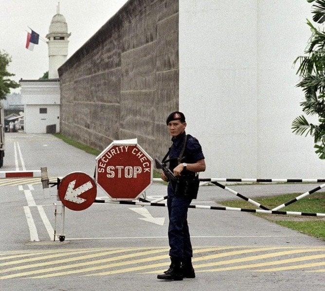 Sebuah gambar menunjukkan seorang pengawal pagar penjara bersenjata di Penjara Changi, Singapura. Gambar: AFP