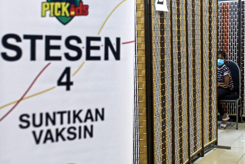 Seorang kanak-kanak menunggu giliran untuk menerima suntikan vaksinasi Covid-19 di PPV Mesamall, Nilai, Negeri Sembilan. Gambar: Bernama