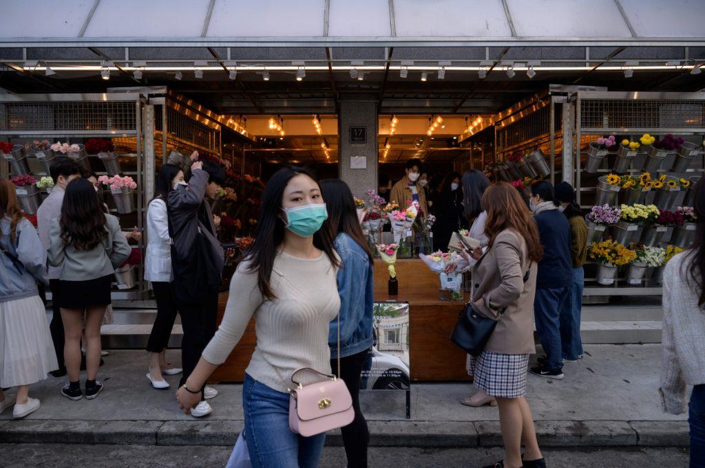 Orang ramai memakai pelitup muka di daerah Yeonnam, Seoul pada 10 Mei 2020. Hutang Korea Selatan meningkat 14.5 trilion won berbanding tahun lalu. Gambar: AFP 