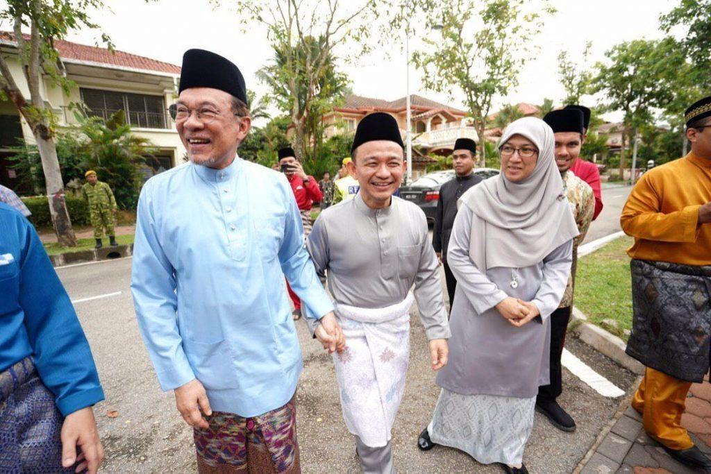Maszlee Malik (centre) with Anwar Ibrahim, for whom he had expressed support in a statutory declaration backing the PKR president's quest for the top post. Photo: Facebook