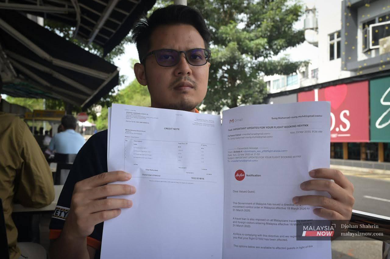 Shahril Amir Muhamad menunjukkan dua dokumen nota kredit yang diterimanya dari AirAsia ketika beliau menuntut bayaran balik harga tiket dibelinya yang melebihi RM4,000.