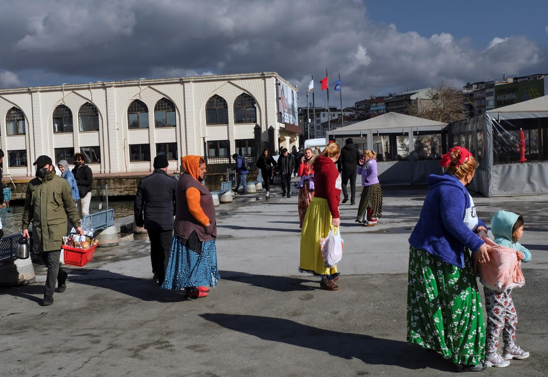 Wanita dan kanak-kanak berjalan di pelabuhan feri di Istanbul pada 4 Februari. Gambar: AFP