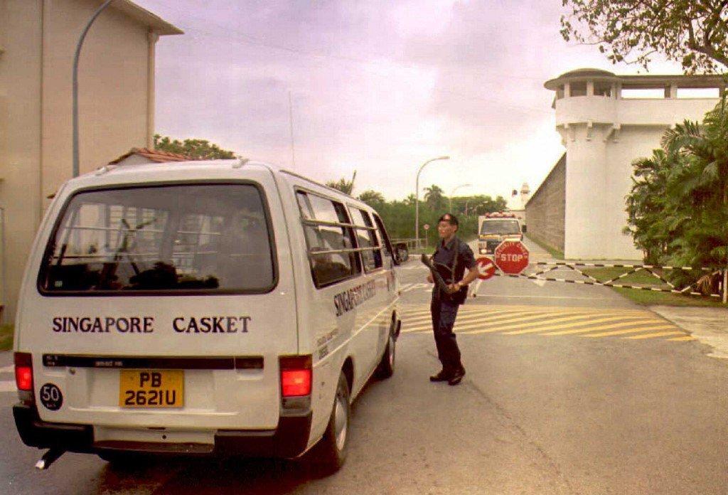 Van jenazah memasuki Penjara Changi di Singapura dalam sebuah gambar fail. Kerajaan Singapura sering memetik undang-undang keras termasuk hukuman mati sebagai pencegah kepada jenayah berkaitan dadah. Gambar: AFP