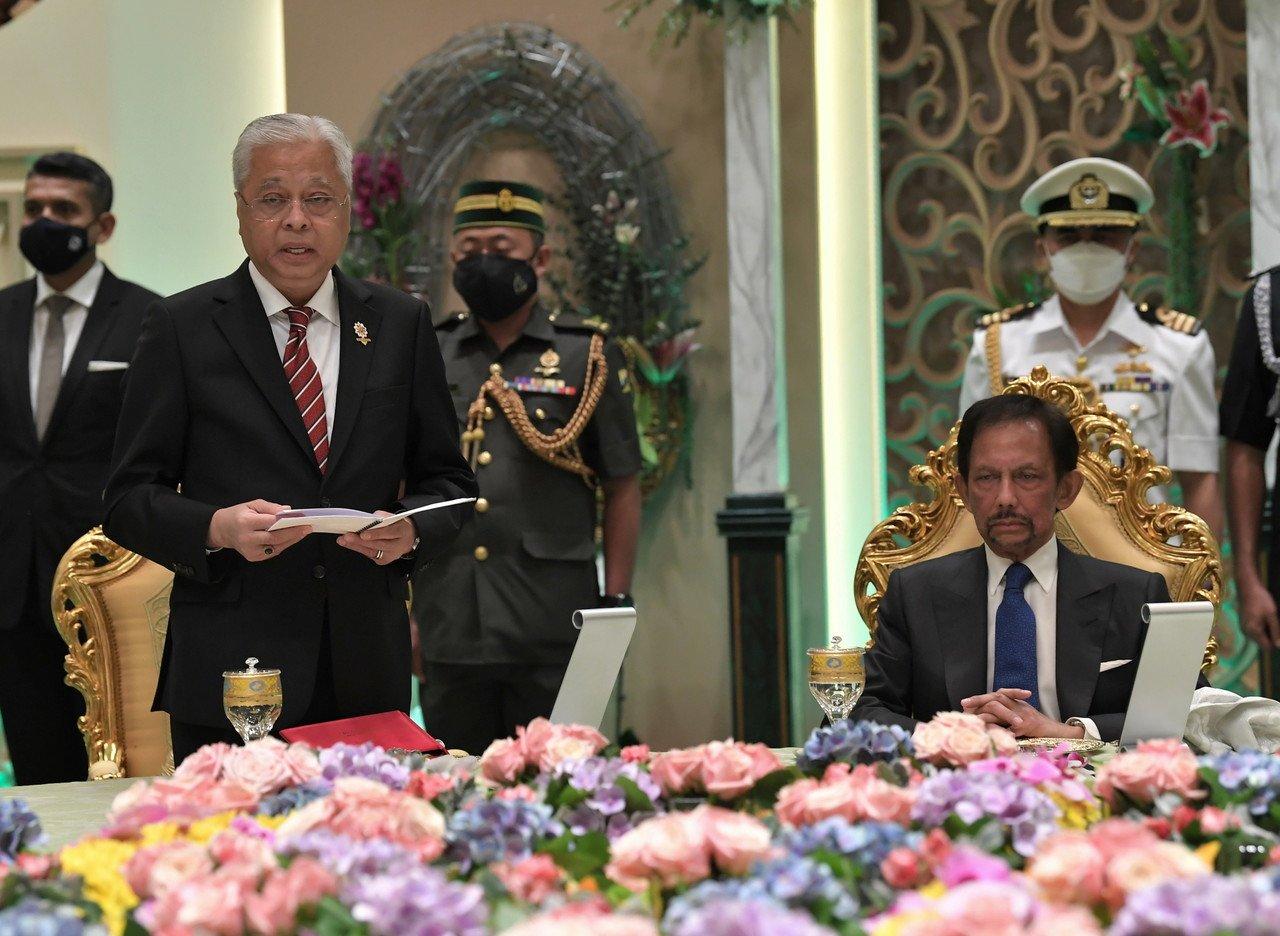 Sultan Brunei Sultan Hassanal Bolkiah mendengar ucapan Perdana Menteri Ismail Sabri Yaakob pada majlis persantapan di Istana Nurul Iman semalam. Gambar: Bernama --fotoBERNAMA (2022) HAK CIPTA TERPELIHARA