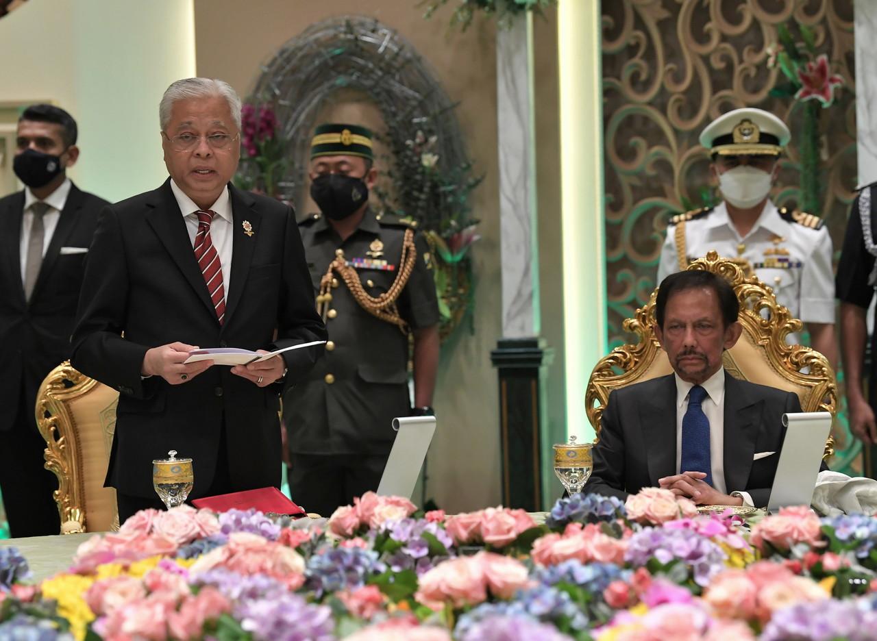 Sultan Brunei Sultan Hassanal Bolkiah  mendengar ucapan Perdana Menteri Ismail Sabri Yaakob pada majlis persantapan di Istana Nurul Iman semalam. Gambar: Bernama --fotoBERNAMA (2022) HAK CIPTA TERPELIHARA
