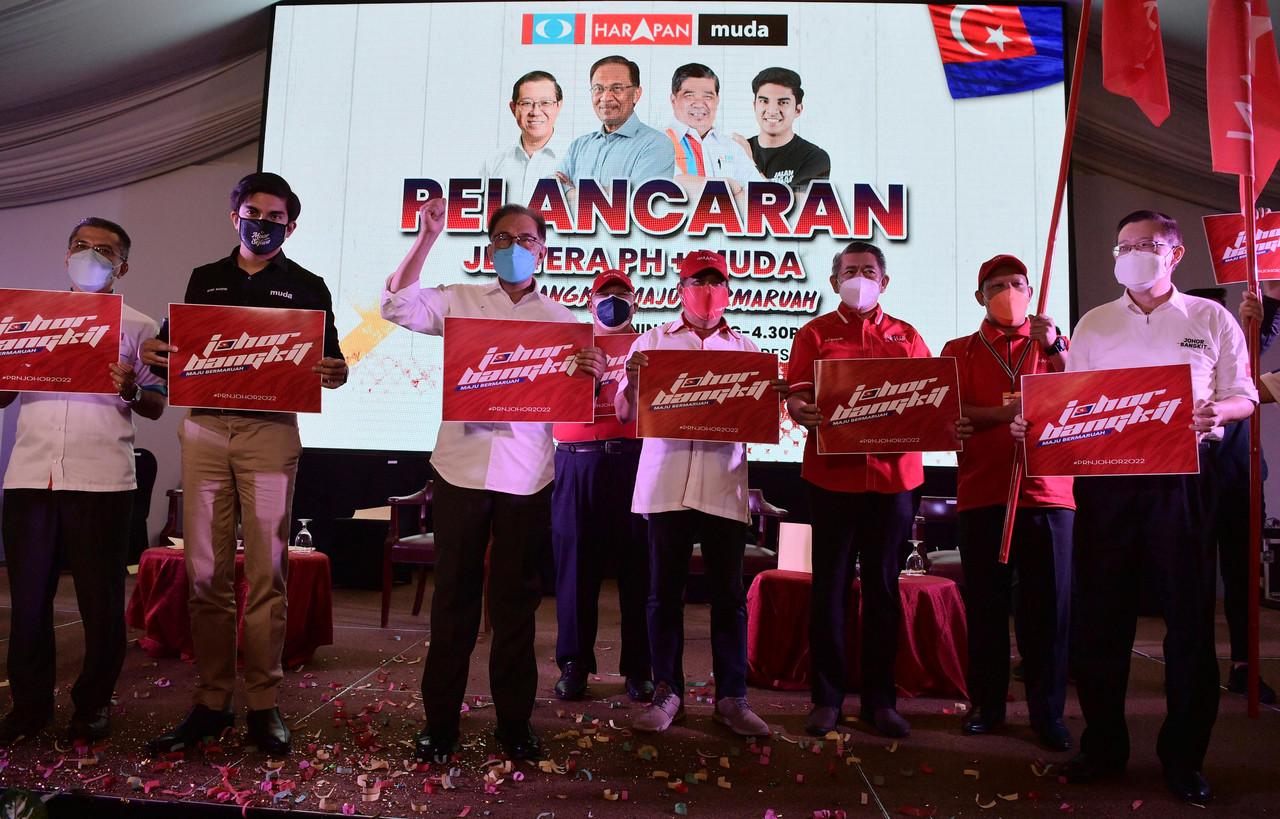 PKR president Anwar Ibrahim (third left) with Muda chief Syed Saddiq Syed Abdul Rahman (second left), Amanah president Mohamad Sabu (fifth left) and DAP's Lim Guan Eng (right) at the launch of the Pakatan Harapan + Muda machinery for the Johor election on Feb 14. Photo: Bernama