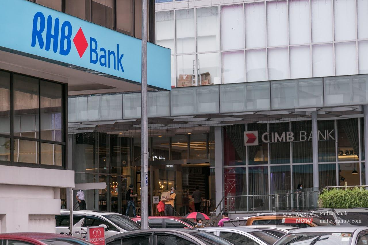 Dua cawangan bank RHB Bank dan CIMB Bank di Petaling Jaya. Perbankan digital lebih mudah dan cepat untuk pelanggan dan mengurangkan lebih banyak kos kepada pemain industrinya berbanding operasi bank fizikal.