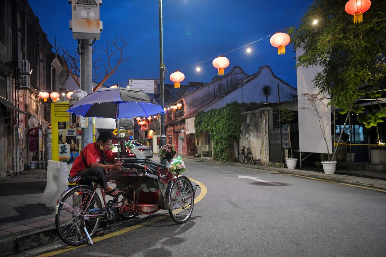 A trishaw man waits for customers at Armenian Street in George Town, Penang. Photo: Bernama