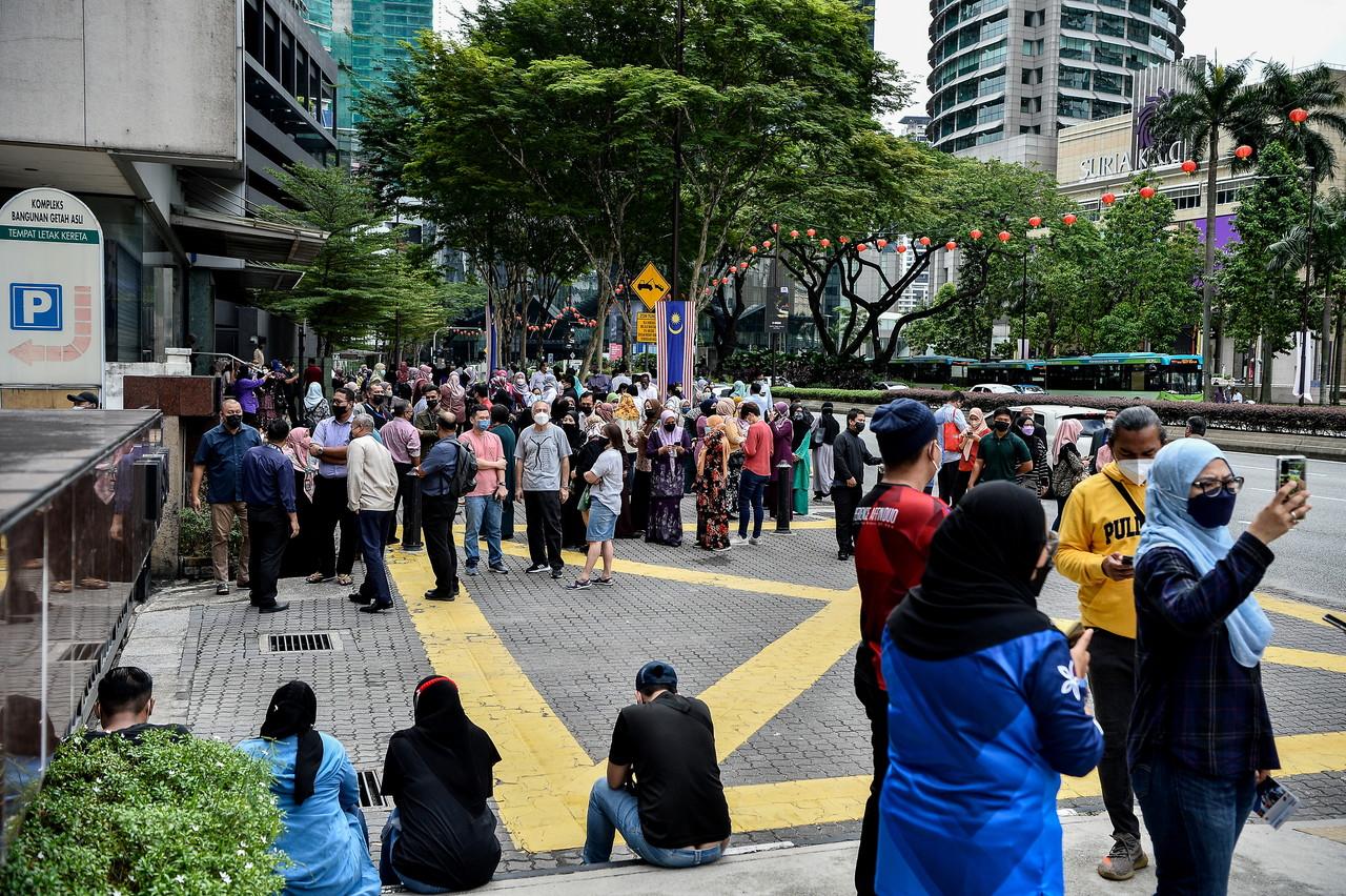 People gather on the street after evacuating a building in Kuala Lumpur following tremors due to an earthquake in Indonesia this morning. Photo: Bernama