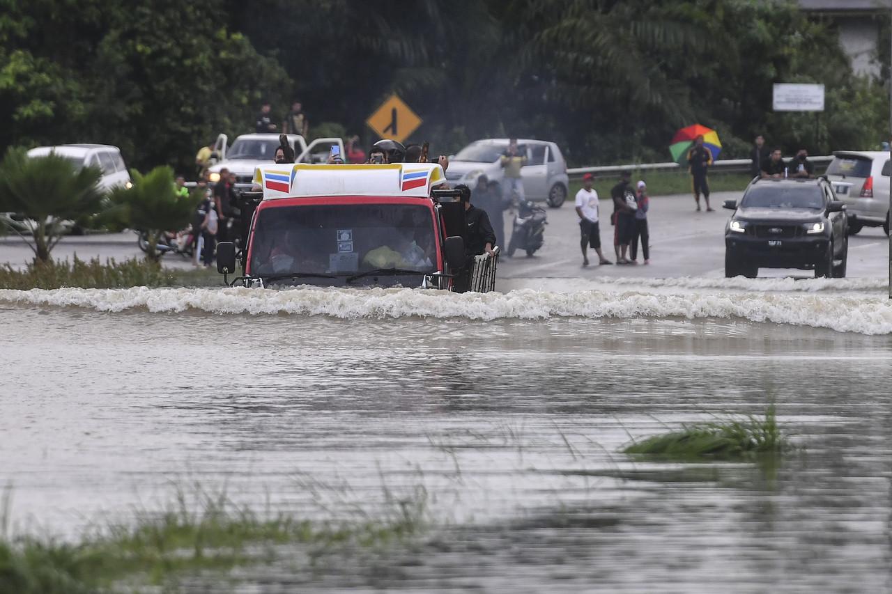 A lorry carrying passengers is stranded in floodwater at Jalan Kuala Berang in Hulu Terengganu. Photo: Bernama