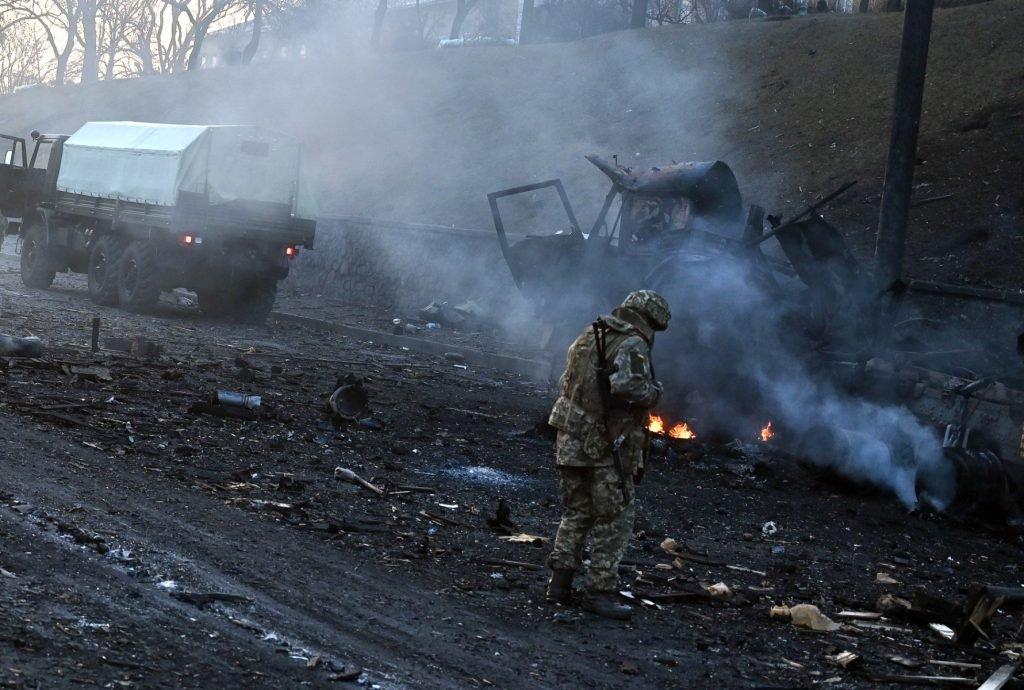 Tentera Ukraine meninjau kesan pertempuran selepas Rusia menyerang Kyiv pada 26 Februari. Penelitian antarabangsa kini meningkat terhadap perniagaan berkait Moscow selepas negara itu menyerang Ukraine. Gambar: AFP