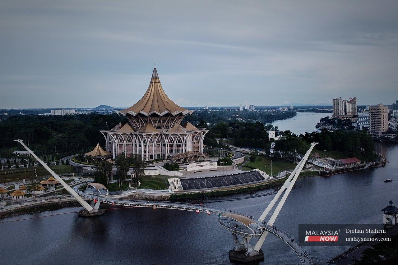 Pemandangan Dewan Undangan Negeri Sarawak dari udara yang terletak bersebelahan Jambatan Darul Hana di Waterfront, Kuching.