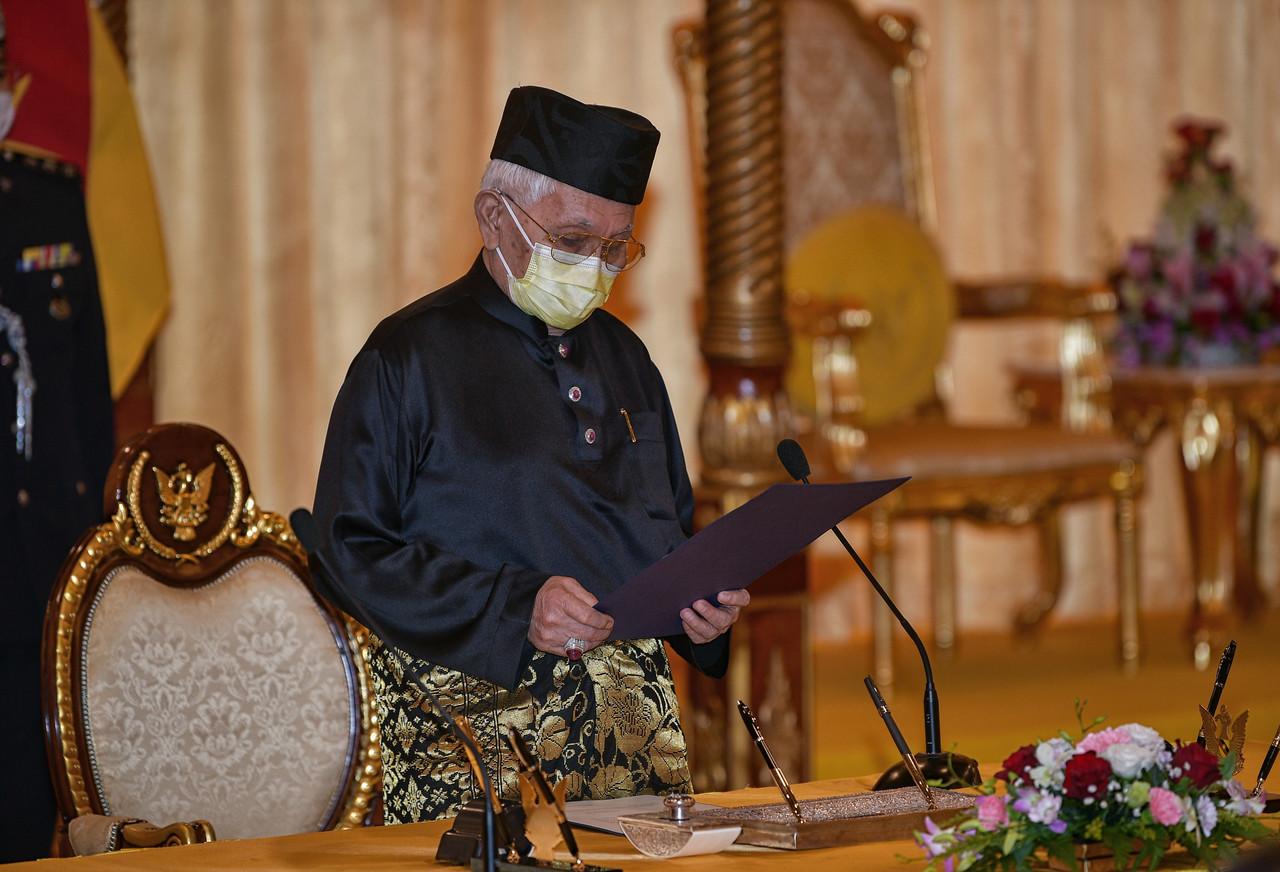 Abdul Taib Mahmud takes his oath of office as Yang di-Pertua Negeri of Sarawak for a third term at Dewan Lapau of the state assembly building in Kuching. Photo: Bernama