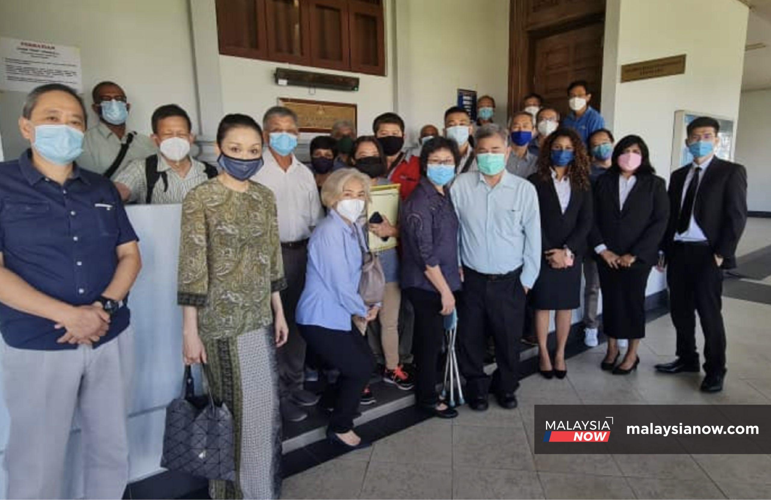 Some of the victims of a failed agarwood investment in Thailand at the Kuala Lumpur Criminal Magistrate's Court on March 2 to file an application for the case to be investigated by the police.