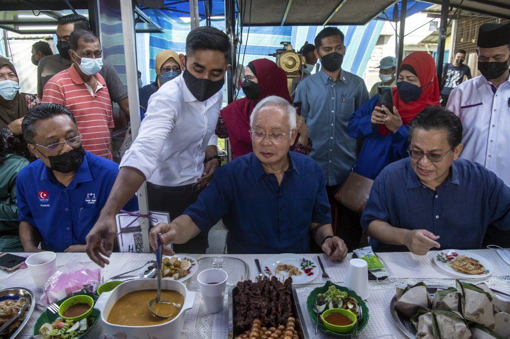 Bekas perdana menteri Najib Razak (duduk,tengah) menghadiri majlis sarapan bersama calon Barisan Nasional Ramlee Bohani (duduk, kiri) ketika kempen PRN Johor di Taman Cempaka, Kempas, pada 27 Februari. Gambar: Bernama
