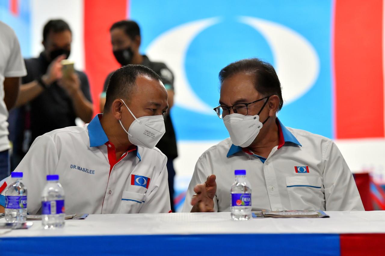 Layang-Layang candidate Maszlee Malik speaks with PKR chief Anwar Ibrahim (right) during a ceramah for the Johor election in Kluang last night. Photo: Bernama