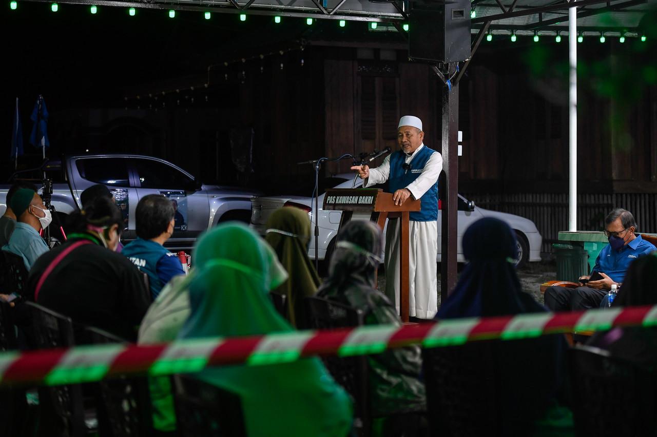 PAS deputy president Tuan Ibrahim Tuan Man speaks at a ceramah in Muar last night. Photo: Bernama
