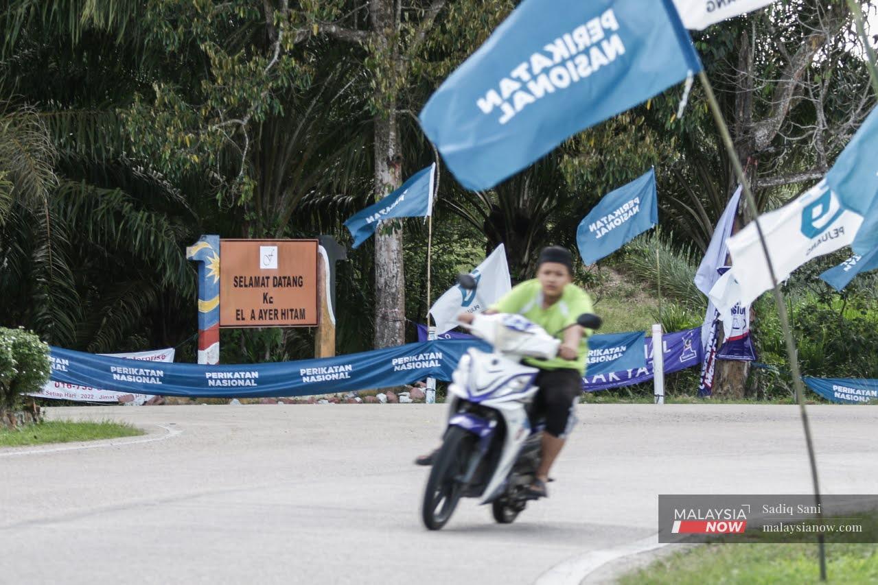 Bendera Perikatan Nasional dan Pejuang mewarnai kawasan Felda di Johor sempena kempen PRN yang akan diadakan pada 12 Mac depan.