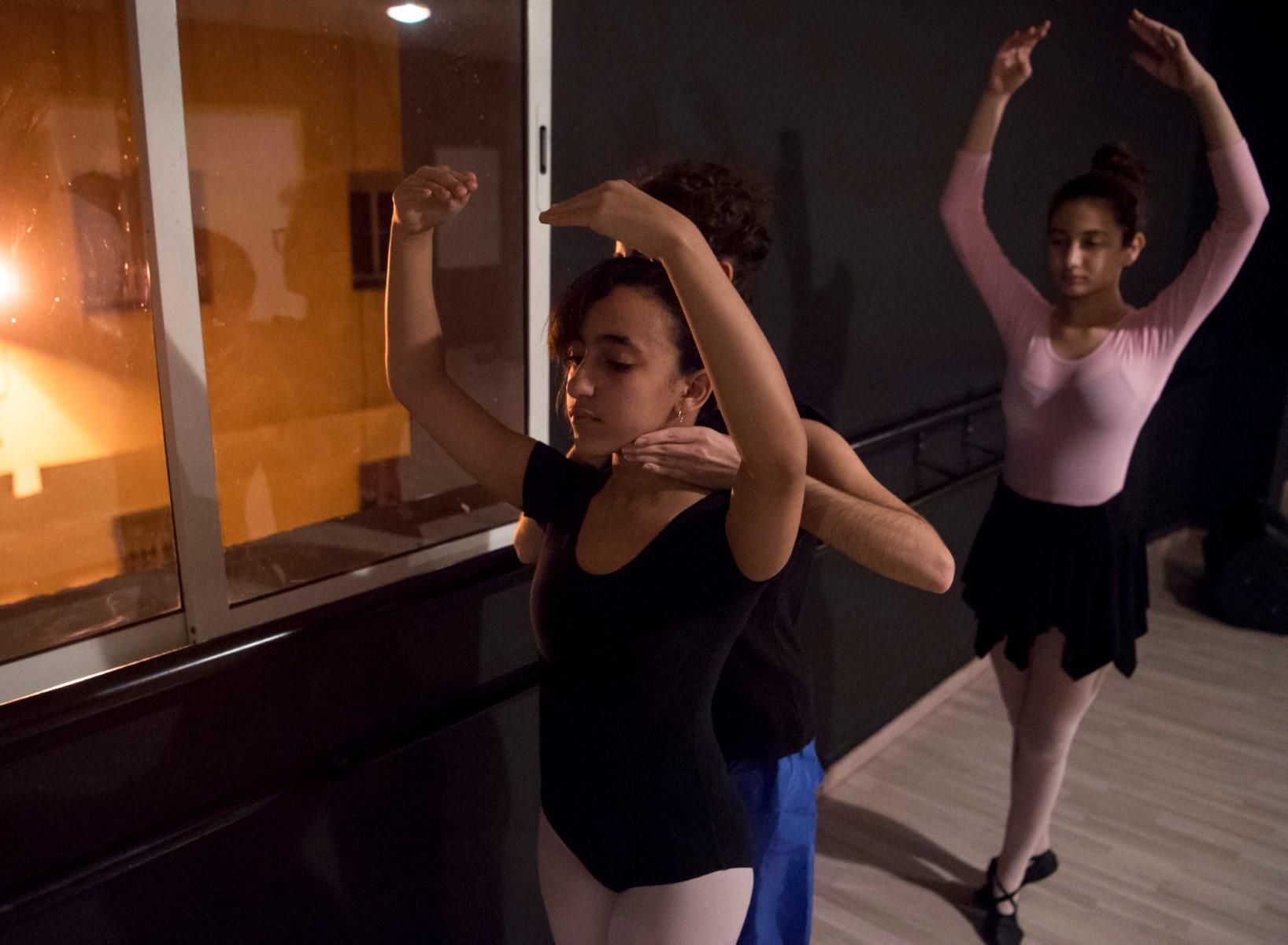 Local Moroccan girls attend a ballet class at the Stars Cultural Centre in Casablanca's northeastern suburb of Sidi Moumen on Nov 27, 2017. Photo: AFP