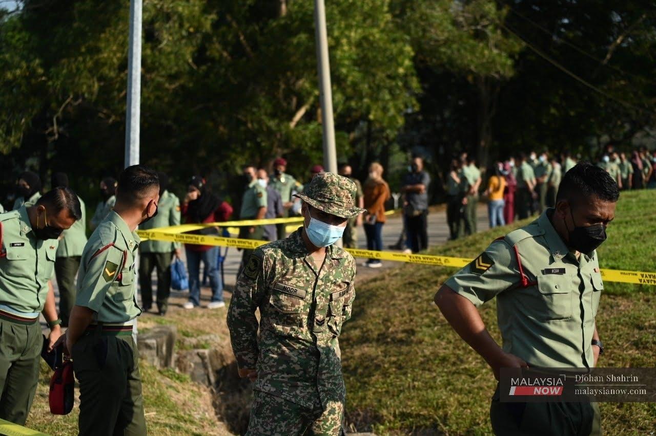 Anggota tentera beratur sebelum masuk ke pusat mengundi di Kem Terendak pada PRN Melaka akhir tahun lalu.