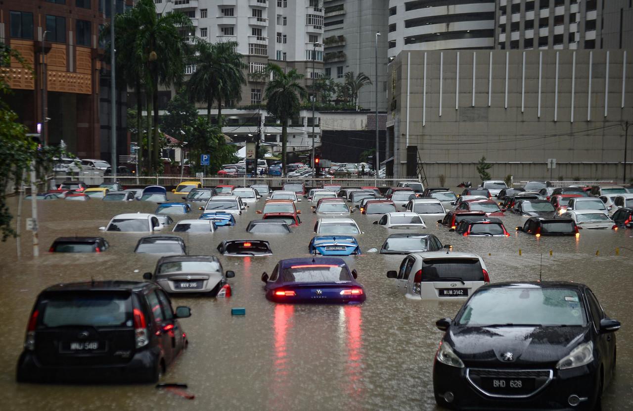 Keadaan kenderaan orang awam yang ditenggelami air akibat banjir kilat susulan hujan lebat petang ini sekitar Jalan Kia Peng berdekatan Pusat Konvensyen Kuala Lumpur semalam. Gambar: Bernama