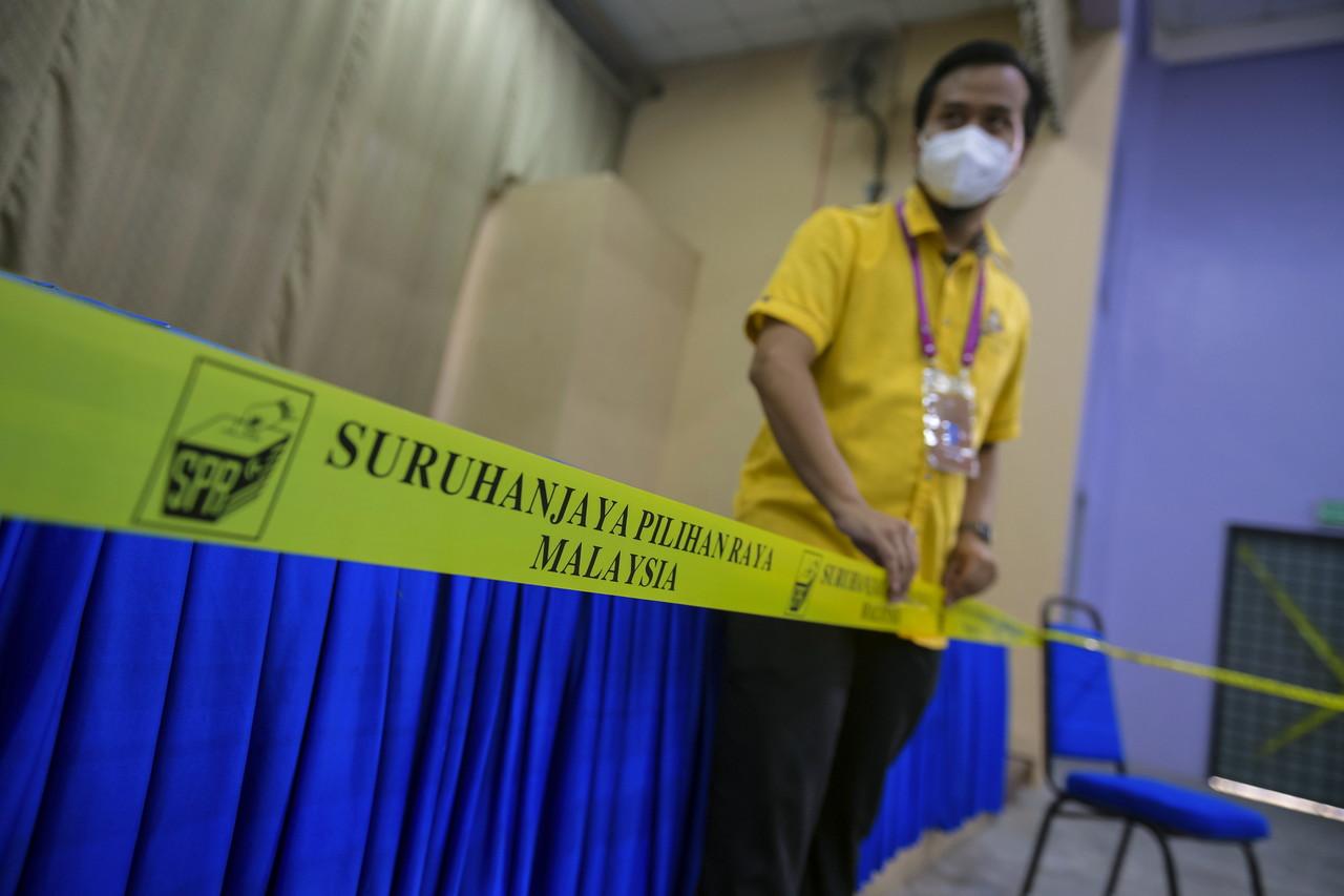 Petugas Suruhanjaya Pilihan Raya (SPR) melakukan persiapan akhir untuk proses pengundian awal bagi Dewan Undangan Negeri Maharani pada Pilihan Raya Negeri (PRN) Johor di Dewan Serbaguna Perumahan Polis Muar. Gambar: Bernama