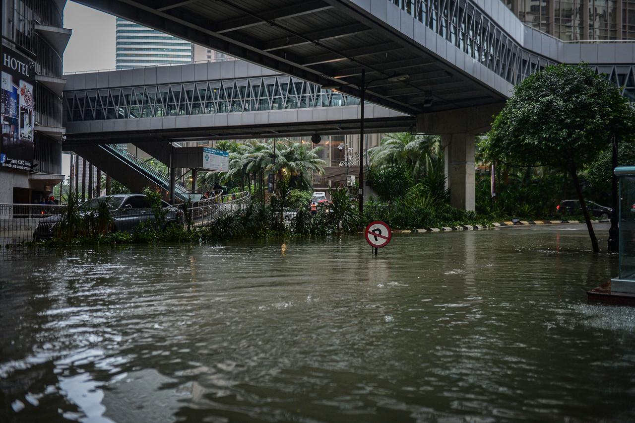 Roads are submerged in water after flash floods due to heavy rain in Jalan Kia Peng near the Kuala Lumpur Convention Centre in the capital city yesterday. Photo: Bernama
