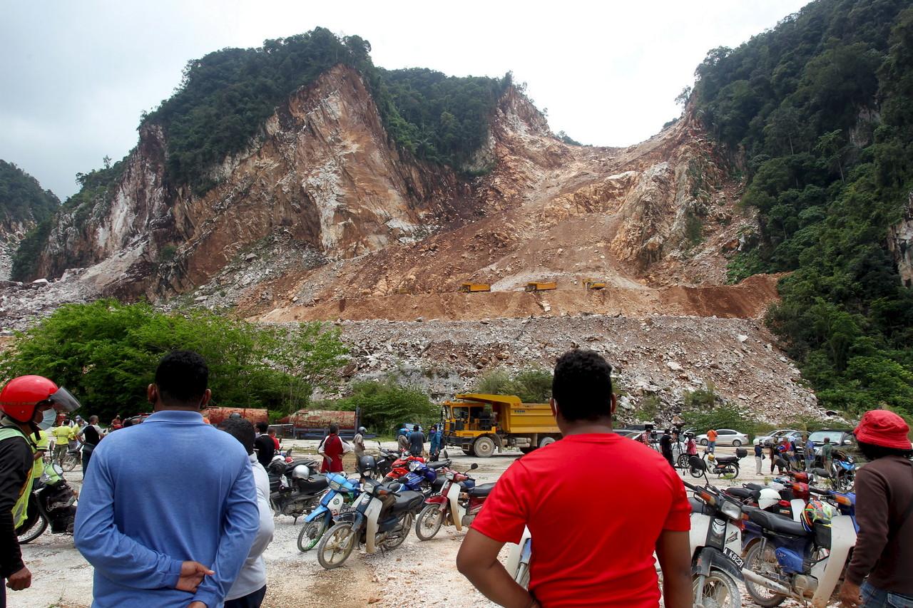People gather at the scene of a rockfall at a quarry in Simpang Pulai, Perak this morning. Photo: Bernama