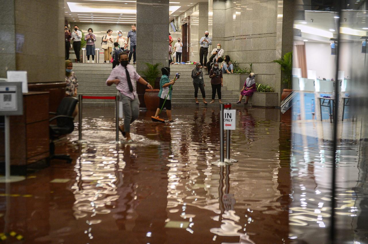 A building in Jalan Kia Peng in Kuala Lumpur which was hit by flash floods yesterday following heavy rain in the afternoon. Photo: Bernama