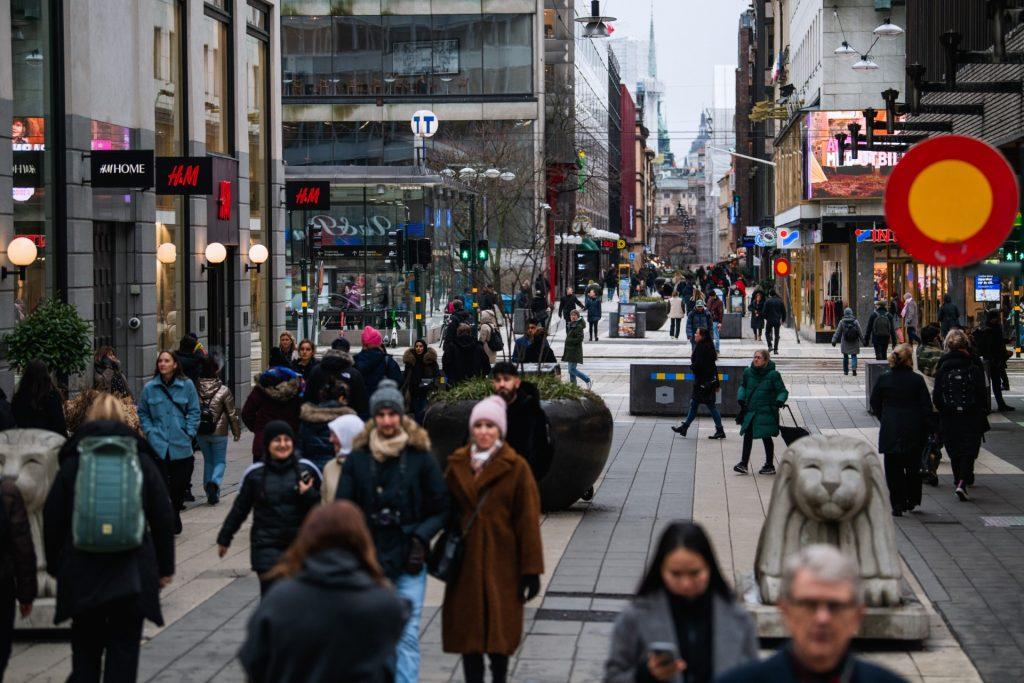 Orang ramai mengunjungi pusat bandar Stockholm sambil memakai pelitup muka bagi mengelak jangkitan Covid-19. Gambar: AFP