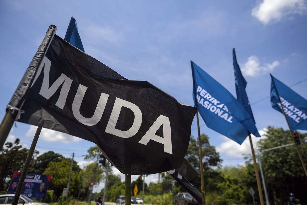 A Muda flag flutters in the breeze alongside others from Perikatan Nasional in Muar, ahead of the Johor election. Photo: Bernama