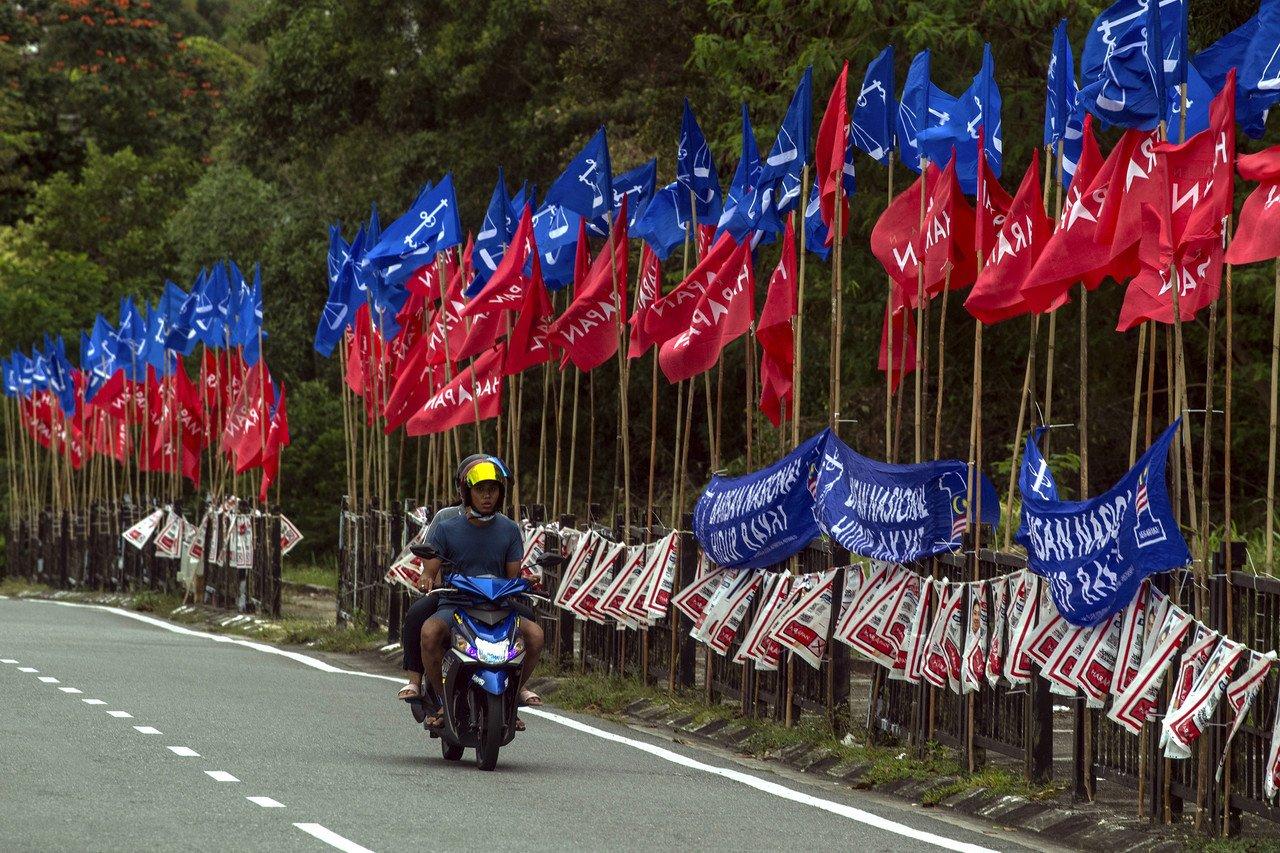 Pakatan Harapan and Barisan Nasional flags line a road in Stulang ahead of the Johor state election this Saturday. Photo: Bernama