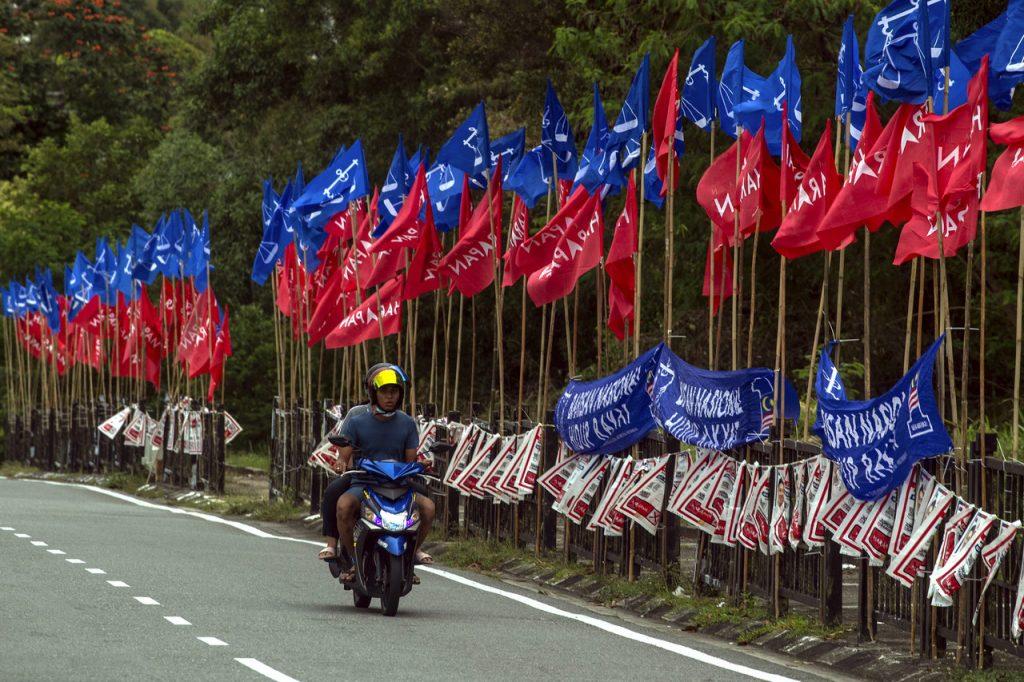 Bendera Pakatan Harapan dan Barisan Nasional di Stulang sempena kempen PRN Johor. Gambar: Bernama