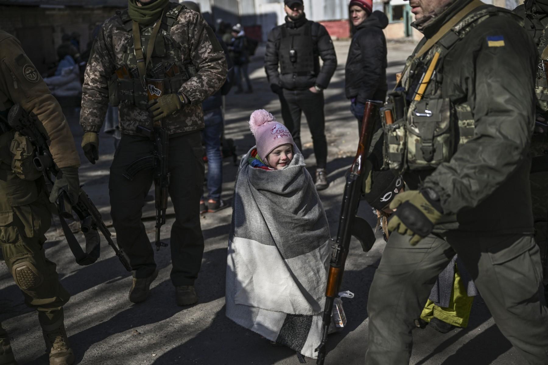 A child waits to be evacuated from the city of Irpin, north of Kyiv, on March 10. Russian forces on March 10, rolled their armoured vehicles up to the northeastern edge of Kyiv, edging closer in their attempts to encircle the Ukrainian capital. Kyiv's northwest suburbs such as Irpin and Bucha have been enduring shellfire and bombardments for more than a week, prompting a mass evacuation effort.  Photo: AFP