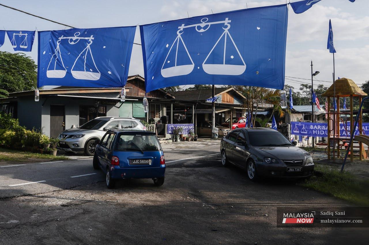 Bendera Barisan Nasional dikibarkan di kawasan Kampung Melayu Majidee di Johoe Bahru. Pengundi Johor akan mengundi pada PRN hari ini.