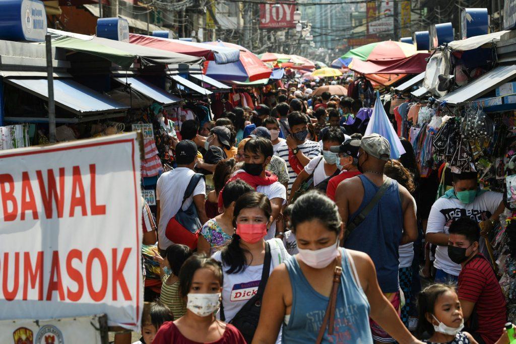 This photo taken on Nov 30, 2021 shows people crowding a street market to shop ahead of the Christmas holidays at a popular shopping centre in Manila. Photo: AFP