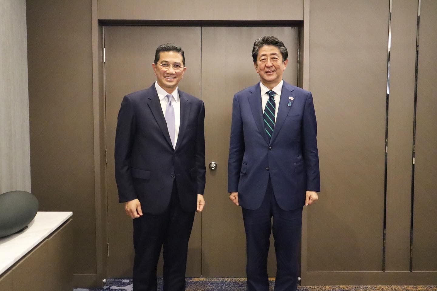 Menteri Perdagangan Antarabangsa dan Industri Mohamed Azmin Ali bersama bekas perdana menteri Jepun Shinzo Abe pada Mac lalu. Abe meninggal dunia selepas ditembak pada 8 Julai ketika berucap di Stesen Yamato-Saidaiji, Nara. Gambar: Facebook
