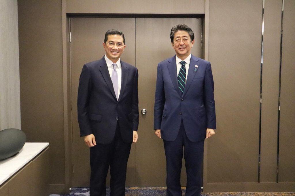 Menteri Perdagangan Antarabangsa dan Industri Mohamed Azmin Ali bersama bekas perdana menteri Jepun Shinzo Abe ketika kunjungan hormat pada 12 Mac. Gambar: Facebook
