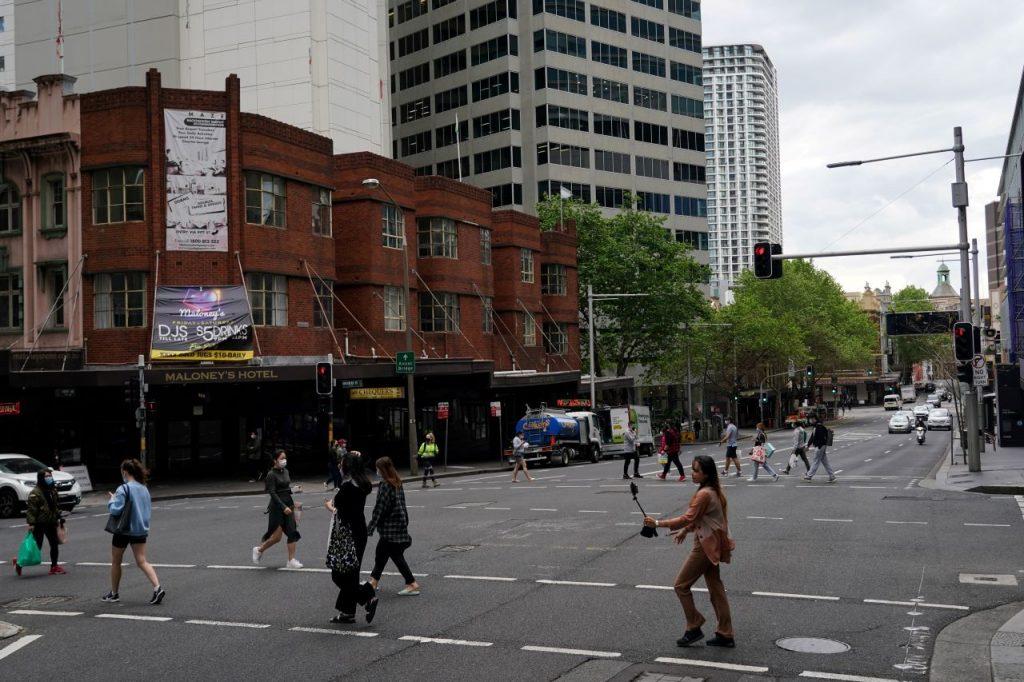 Pedestrians cross at an intersection in the city centre during a lockdown to curb the spread of a Covid-19 outbreak in Sydney, Australia, Sept 28, 2021. Photo: Reuters